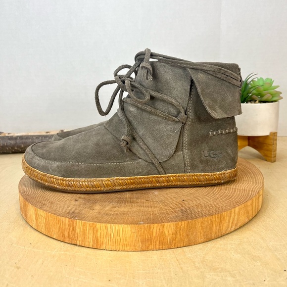 UGG | Reid Womens Leather Mocassin Tan Suede Booties Size 8 - Picture 1 of 15